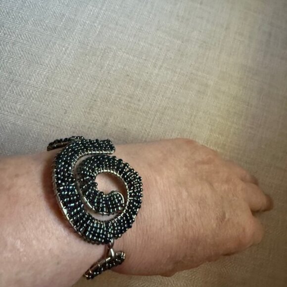 Beautiful Ladies Silver Swirl Black Beaded Bracelet with Toggle Clasp T tymus4 ( - Picture 8 of 10